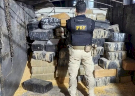 Casal é preso transportando 3,3 toneladas de maconha em carga de milho na BR-163 em MS