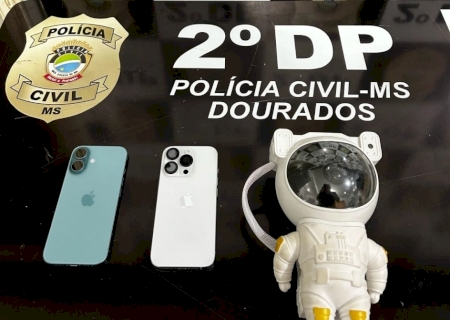 A Polícia Civil recupera aparelhos celulares furtados de transportadora e indicia autores