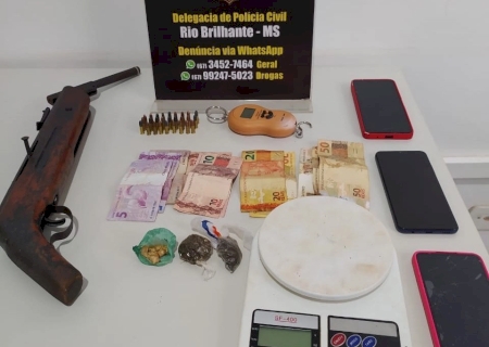 Polícia Civil fecha ponto de venda de drogas, apreende arma, munições e prende duas pessoas em flagrante em MS
