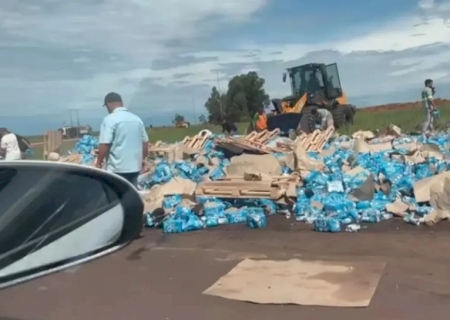 Carreta de cerveja tomba na BR-463 e parte da carga fica espalhada às margens da rodovia