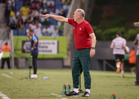 Fluminense anuncia a saída do técnico Mano Menezes