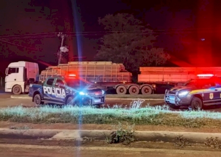 PRF apreende carreta com 50 m³ de madeira sem documentação e acima do informado na BR-163 em MS