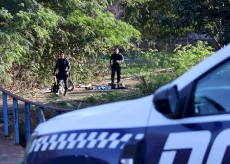 Jovem é encontrado morto a tiros em ciclovia