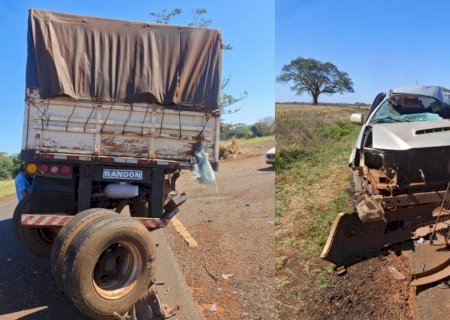 Motorista fica preso nas ferragens em colisão envolvendo Hilux e carreta na MS-157