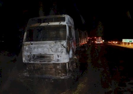 IVINHEMA: Caminhão pega fogo na BR-376  e mobiliza Bombeiros