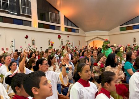 Igreja Matriz de Ivinhema fica lotada na novena de Santa Teresinha