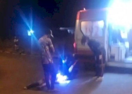 Mulher é encaminhada ao hospital após ser esfaqueada no pescoço