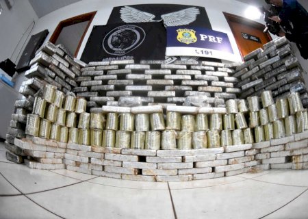Denar e PRF apreendem carregamento de cocaína em carreta