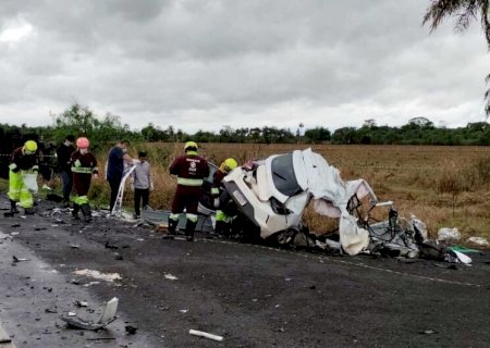 Colisão frontal entre carro e carreta termina com motorista de 49 anos morto