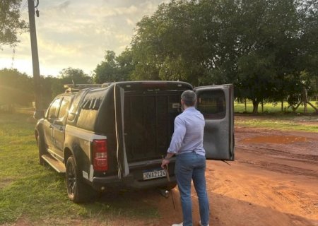 Homem é preso após atacar a própria mãe com foice em aldeia