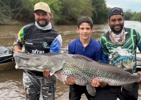 Menino de 13 anos fisga pintado de 1,75 m, maior que ele, no Rio Dourados