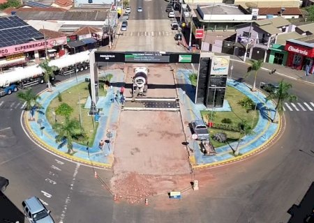 DEODÁPOLIS: Prefeito Jean Gomes acompanha obras de pavimentação no centro e detalha programação de fim de ano e pagamento dos servidores