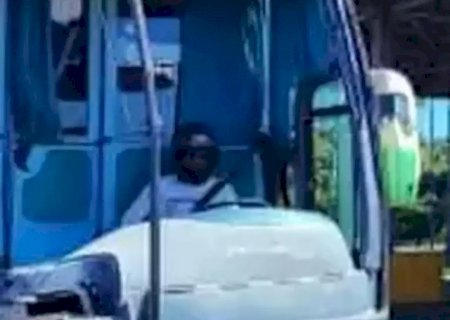PRF apreende ônibus sem para-brisa e motorista usando capacete
