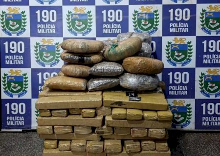 Polícia Militar apreende maconha e skunk em veículo após colisão 