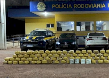 Dupla é presa com carro roubado e mais de 100 kg de skunk em Miranda