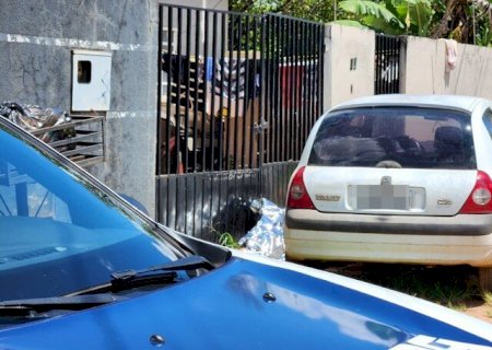 Jovem é assassinado na porta de casa por atiradores em carro
