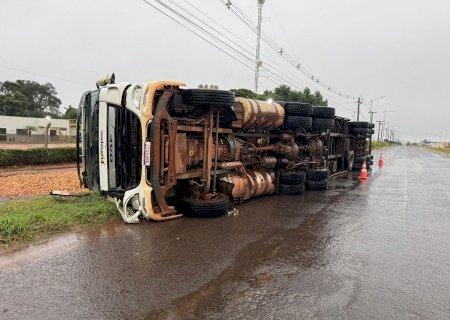NOVA ANDRADINA: Carreta tomba em rotatória