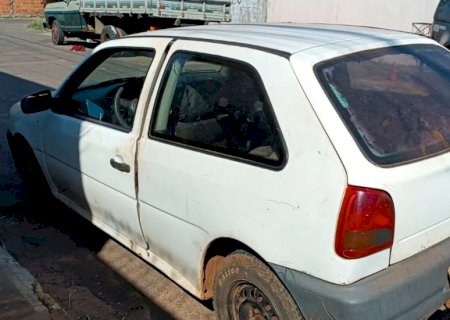 Carro usado para assalto em ponto de ônibus era furtado e estava com marcas de sangue