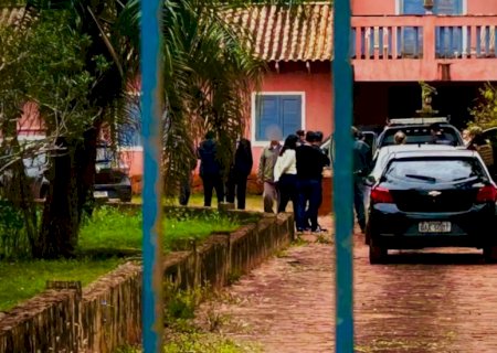 Médico preso após morte da esposa na Chácara dos Poderes é solto com tornozeleira eletrônica