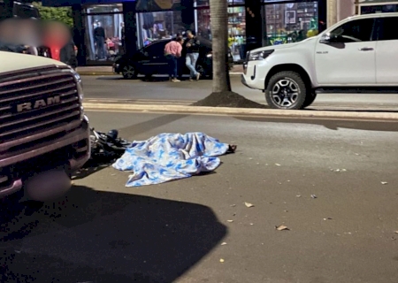 DEODÁPOLIS: Motociclista morre em grave acidente envolvendo caminhão