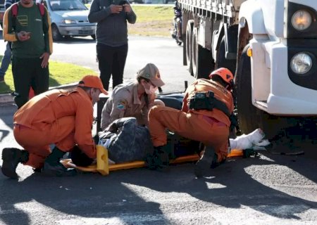 Motociclista tem pé esmagado por caminhão ao tentar ultrapassagem