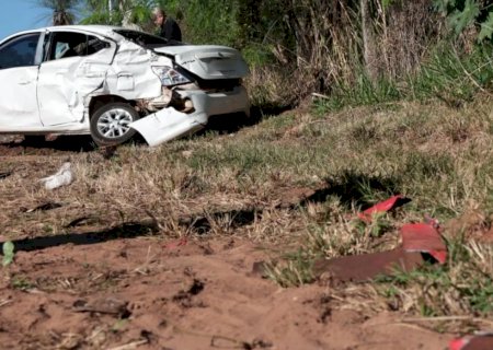Mulher tem traumatismo e criança fica ferida após carro de aplicativo ser atingido por carreta