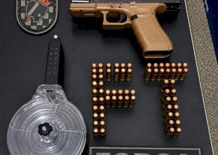 Após denúncia, polícia prende homem com pistola dentro de bar