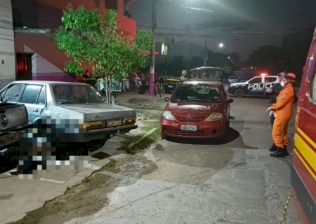 Homem de 50 anos é morto a tiros no meio da rua