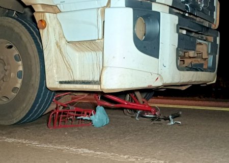 Ciclista morre atropelada por caminhão no anel viário