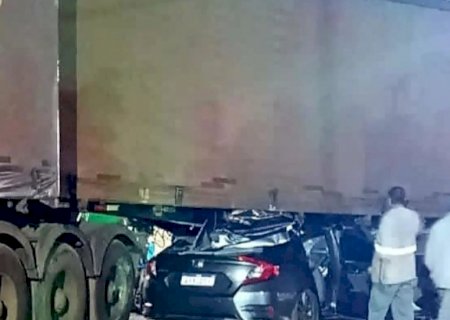 Dentista de Água Clara fica gravemente ferido após batida entre carro e carreta na BR-262