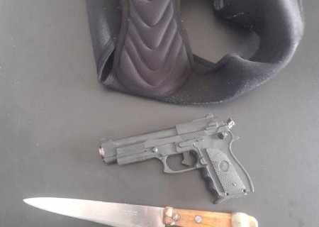 Polícia prende dupla e apreende simulacro de arma, faca e motocicleta