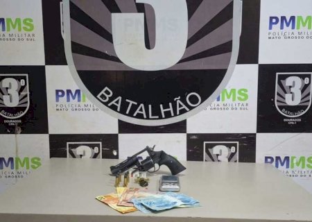 Jovem é preso em barbearia de Dourados acusado por tráfico de drogas e porte ilegal de arma