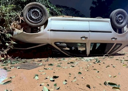 NOVA ANDRADINA: Adolescente de 17 anos capota carro com quatro passageiros