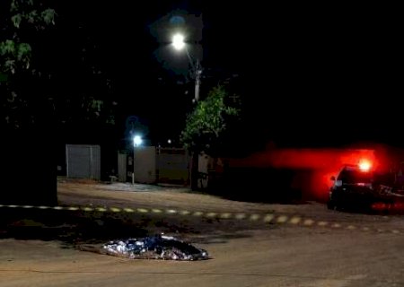 Homem é encontrado morto em rua do Centro Oeste; polícia apura espancamento