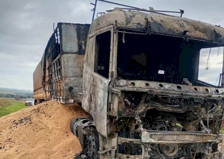 Carreta com soja pega fogo na MS-379
