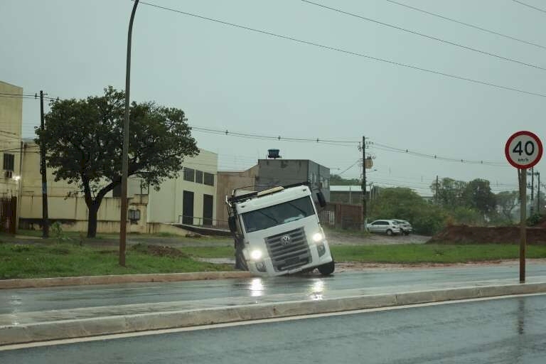 Caminhoneiro passa noite na cabine após veículo atolar em MS