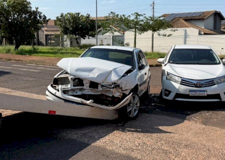 NOVA ANDRADINA: Colisão entre Gol e Corolla deixa danos materiais