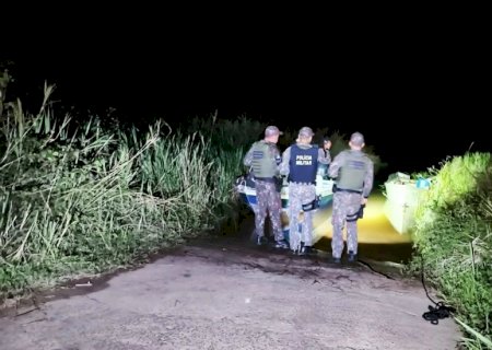 Embarcação bate em árvores durante fuga e PMA apreende 326 kg de maconha em Japorã