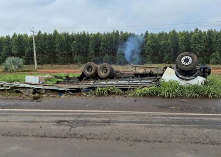Caminhão tomba na BR-267 e motorista fica preso às ferragens