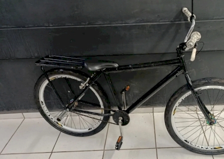 Pai e filho são ameaçados por dupla com canivete e têm bicicletas roubadas em MS