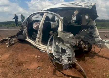 Jovem de 19 anos morre em colisão entre carro e carreta na BR-267, em Bataguassu