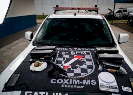 Grupo é preso com arma, munições e maconha guardada em congelador em Coxim